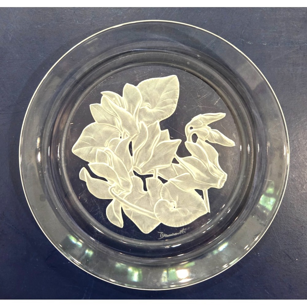 Hoya Flower of the Month Plate December Cyclamen Engraved Crystal Yamamoto 6''